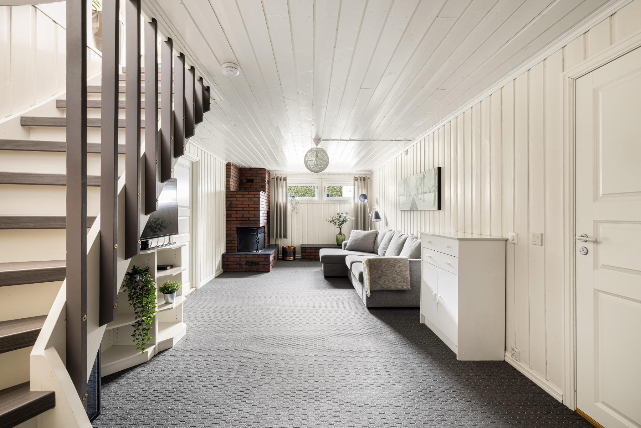 kjellerstue med peis